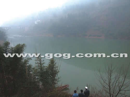 贵州习水河现10米长椭圆形“怪物” 身份不明